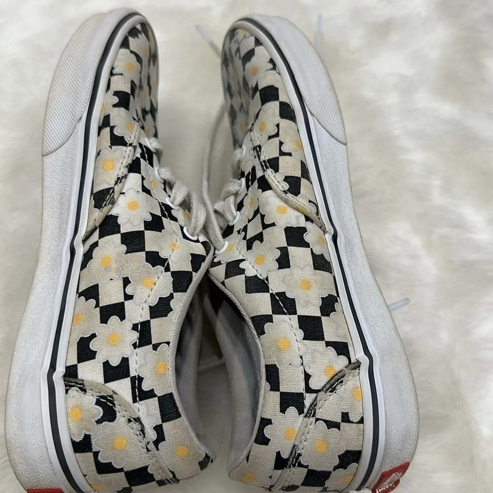 Vans black/white checkered w/daisies missy 4.5